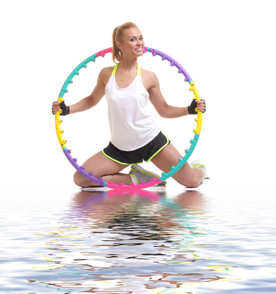 jovem mulher esportiva com hula hoop em um fundo branco
 - Foto, Imagem
