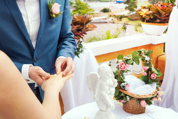 novios mano poner un anillo de bodas en el dedo de la novia
 - Foto, imagen