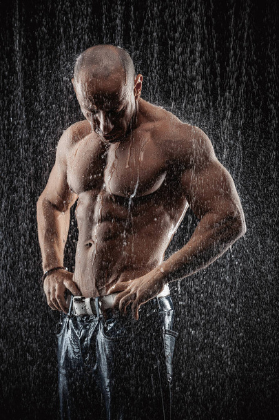 very muscular handsome athletic man in the rain - Fotoğraf, Görsel
