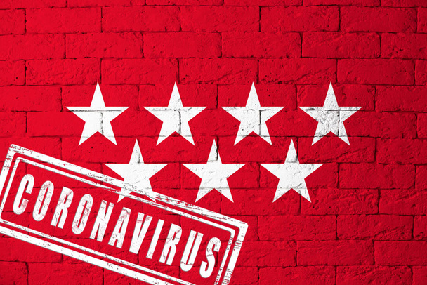İspanya 'nın Madrid bölgelerinin ve topluluklarının bayrağı. Coronavirus damgalı. Tuğla duvar dokusu. Corona virüsü konsepti. COVID-19 ya da 2019-NCoV salgınının eşiğinde.. - Fotoğraf, Görsel
