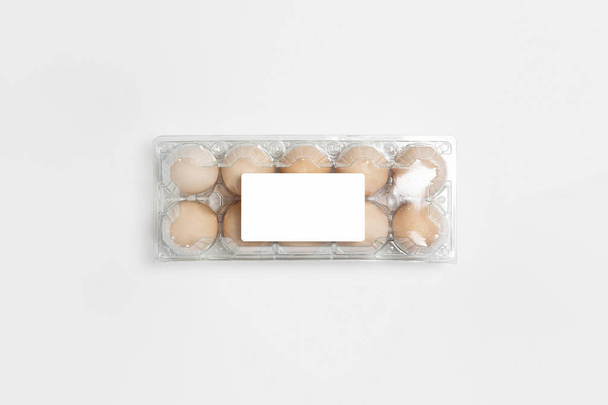 Läpinäkyvä muna pakkaus tarjotin Malli ylhäältä näkymä eristetty valkoisella taustalla.10 kappaletta ruskeita munia. Korkean resoluution kuva
. - Valokuva, kuva