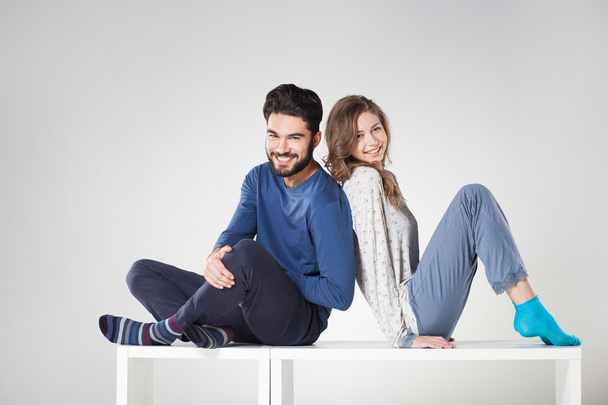 glückliches Paar im Pyjama posiert im Studio - Foto, Bild