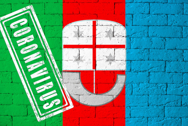 Σημαία των περιφερειών της Ιταλίας Λιγουρία με πρωτότυπες αναλογίες. σφραγίδα του Coronavirus. υφή τούβλου τοίχου. Ιός Κορόνα. Στα πρόθυρα πανδημίας COVID-19 ή 2019-nCoV. - Φωτογραφία, εικόνα
