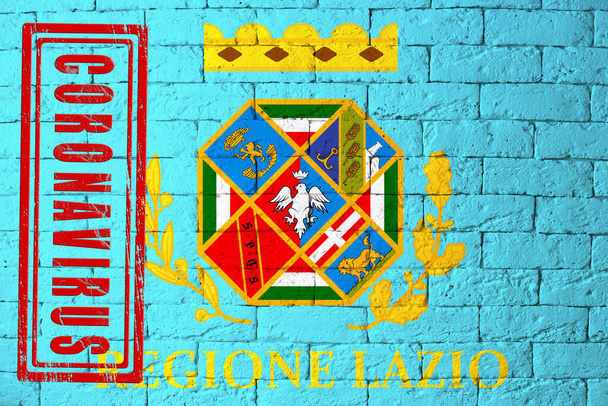 İtalya 'nın Lazio bölgelerinin bayrakları orjinal oranlarda. Coronavirus damgalı. Tuğla duvar dokusu. Corona virüsü konsepti. COVID-19 ya da 2019-NCoV salgınının eşiğinde.. - Fotoğraf, Görsel