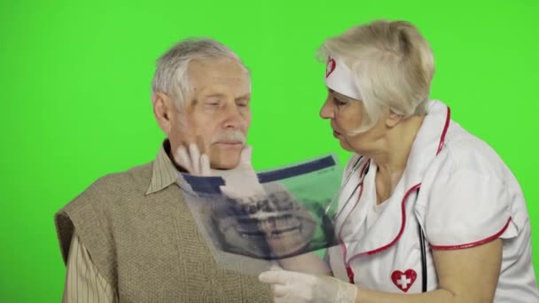 Mujer madura enfermera médico examina hombre paciente sénior con problemas
 - Imágenes, Vídeo