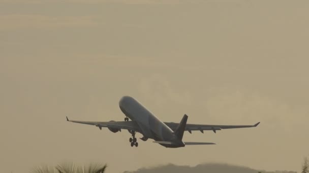 Airplane takes off and climb - Footage, Video