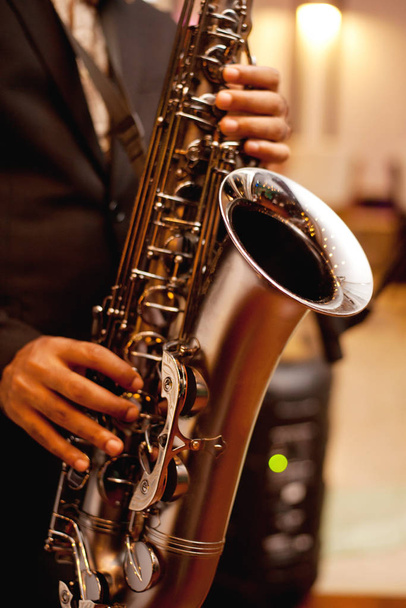 Afro-Amerikaanse jazzmuzikant die de saxofoon, close-up spelen - Foto, afbeelding