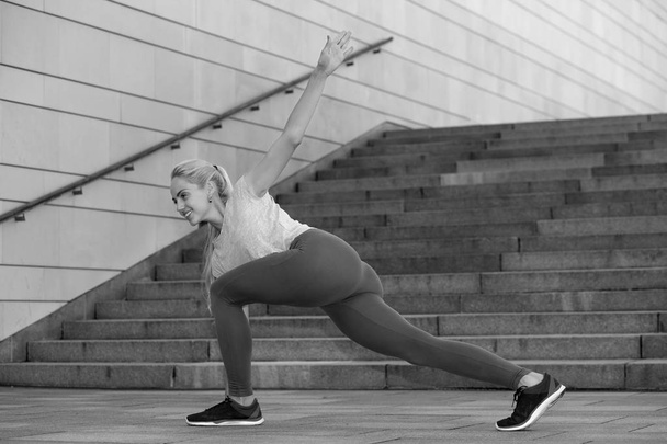 Фитнес сексуальная стройная молодая девушка делает упражнения
 - Фото, изображение