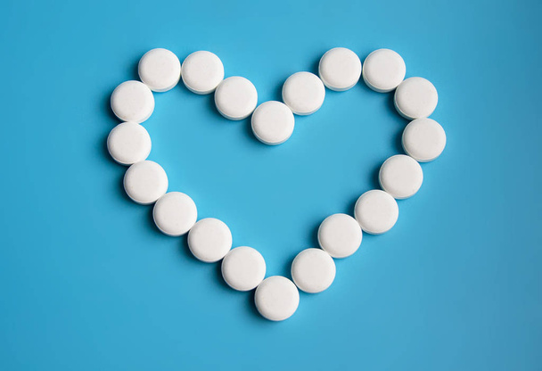 pílulas whte ou comprimidos para vírus em fundo azul
 - Foto, Imagem