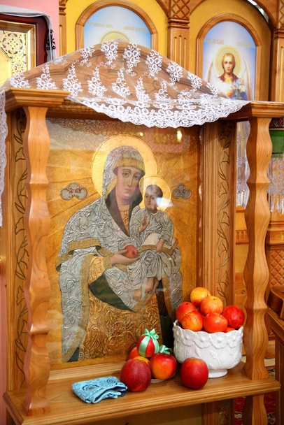 Tanrı 'nın annesini tasvir eden Ortodoks simgeleri. Ortodoks kilisesinde ikonlar. - Fotoğraf, Görsel