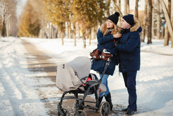 Family in a winter park - Φωτογραφία, εικόνα