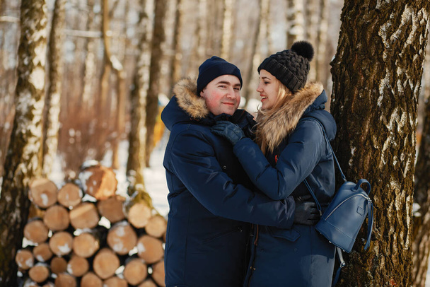 Couple in a winter park - Valokuva, kuva