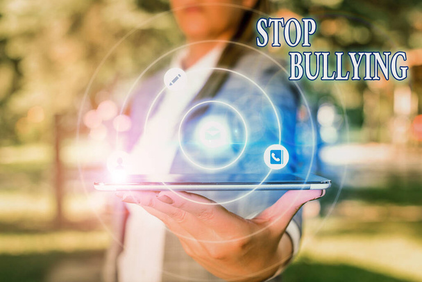 Signo de texto que muestra Stop Bullying. La foto conceptual detiene el comportamiento agresivo entre los niños en edad escolar
. - Foto, imagen