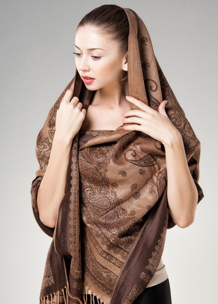 Woman wearing kashmir scarf - Φωτογραφία, εικόνα