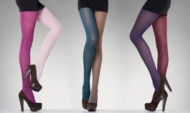 collectie van kleurrijke kousen op sexy vrouw benen geïsoleerd op grijs - Foto, afbeelding