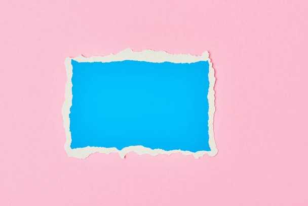 Hoja de borde rasgado de papel azul rasgado sobre fondo rosa. Plantilla con papel de color
 - Foto, imagen