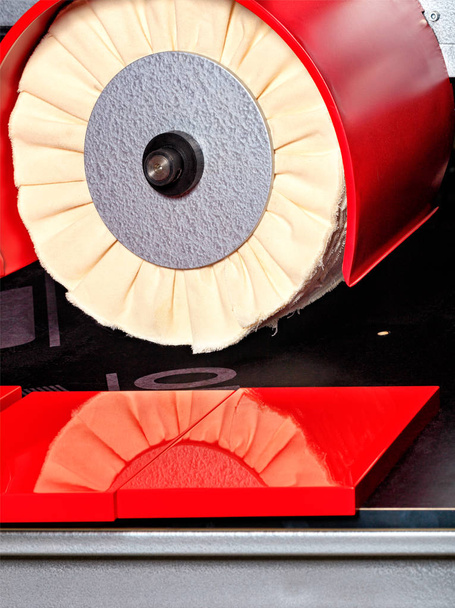 Moderna máquina de pulido de disco de color rojo brillante para el acabado de pulido y pulido de la fachada de placas de muebles y estructuras para reflejar el espejo, primer plano
. - Foto, Imagen