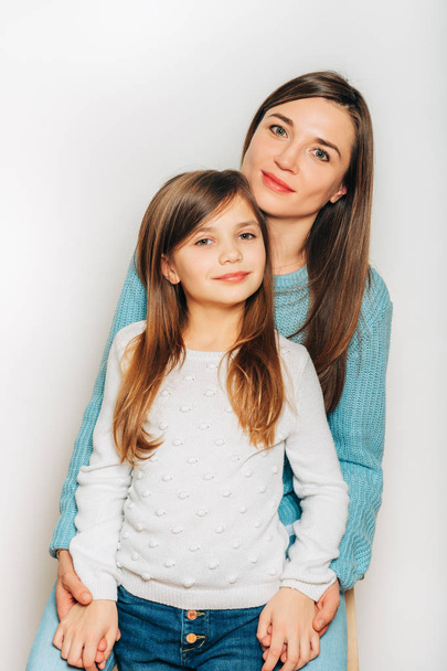 Studio portrét roztomilé holčičky se svou matkou - Fotografie, Obrázek