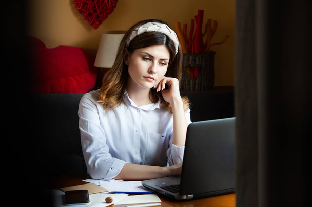A lány egy kávézóban dolgozik a számítógépnél. Diák tanulás online. Blogger vagyok. Fiatal kaukázusi női író billentyűzet laptopon. vonzó üzletasszony használ hordozható számítógép szünetben. - Fotó, kép
