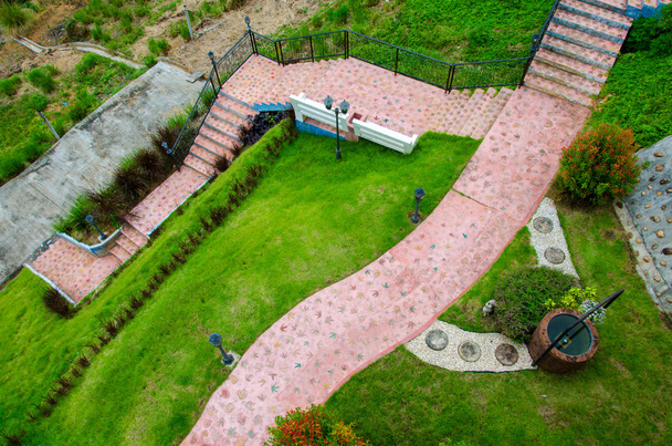 bovenaanzicht van pathway in tuin - Foto, afbeelding