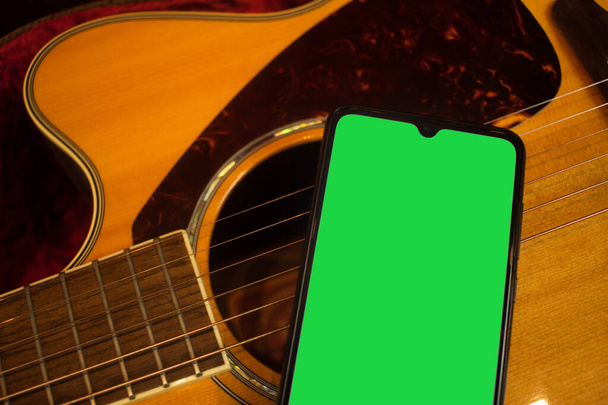 Gitara akustyczna Zielony chroma telefon komórkowy - Zdjęcie, obraz