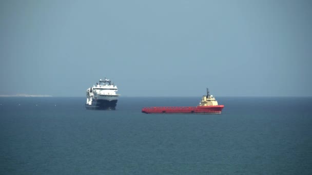 Açık denizde, okyanusta, yaz mevsiminde duran iki gemi. Limasol, Kıbrıs, 4k - Video, Çekim