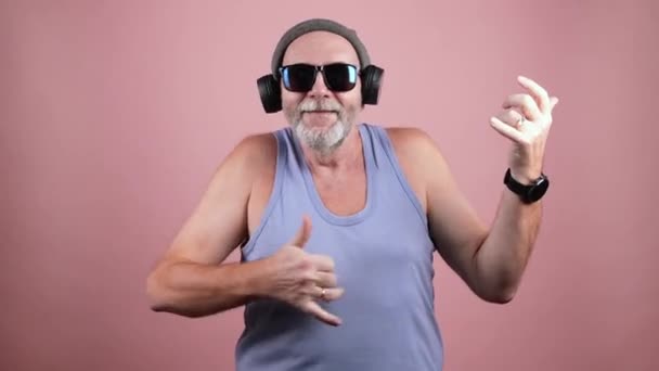 Aged hipster playing an imaginary guitar - Video, Çekim