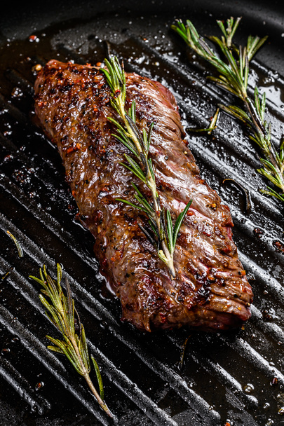 Gekookte steak uit Vegas in een pan. Marmer vlees rundvlees. Grijze achtergrond. Bovenaanzicht. - Foto, afbeelding