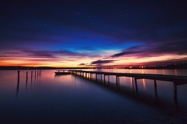 Kis Dock és Boat a tónál, naplemente lövés  - Fotó, kép