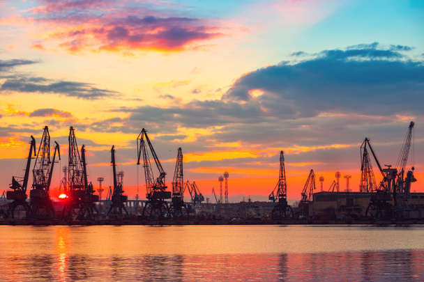 Merisatamat ja teollisuusnosturit, Varna, Bulgaria.Auringonlasku Varna-järven yllä - Valokuva, kuva