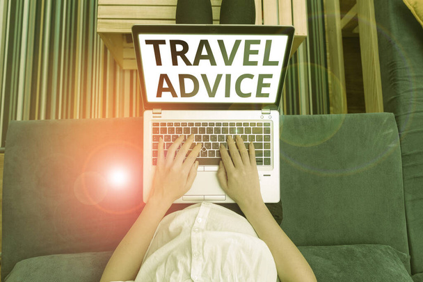 Escrita de mão conceitual mostrando Travel Advice. Exibição de fotos de negócios Dicas relacionadas a viagens responsáveis no destino escolhido
. - Foto, Imagem