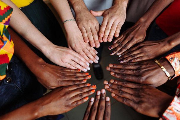 Руки счастливой группы африканцев, которые остаются вместе в кругу
 - Фото, изображение