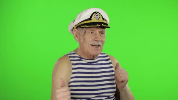 Elderly sailor man funny dances. Old sailorman on chroma key background - Materiał filmowy, wideo