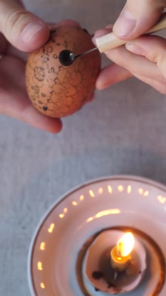 Процес розпису великодніх яєць у традиційній автентичній українській восковій техніці - писанки. Знято на ретро радянській лінзі геліос 44 м
. - Кадри, відео