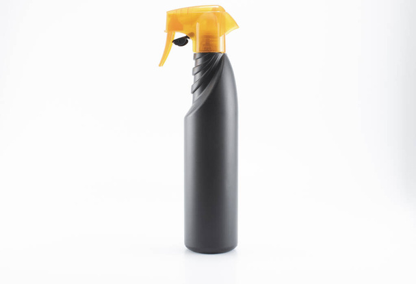 Plastikowa butelka z czarnym i pomarańczowym insektycydem. Jest on używany przez naciśnięcie spustu.. - Zdjęcie, obraz