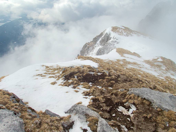 piękny górski teren w zimowym krajobrazie tennengebirge w austriackich Alpach - Zdjęcie, obraz