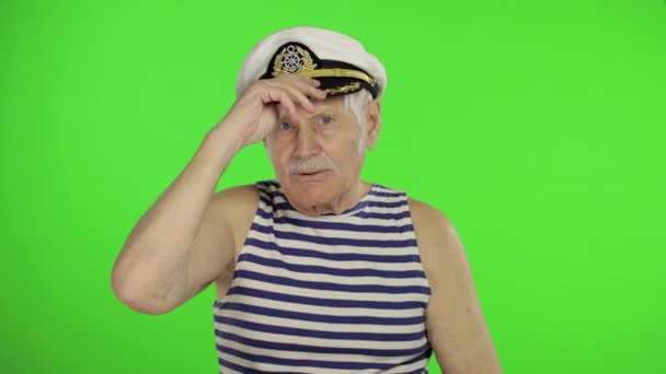 Oudere zeeman met snor. Oude zeeman op chroma key achtergrond - Video