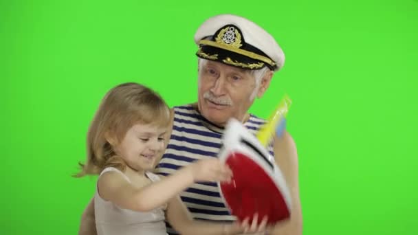 Дідусь літнього моряка грає з онукою. Щаслива маленька дитина
 - Кадри, відео