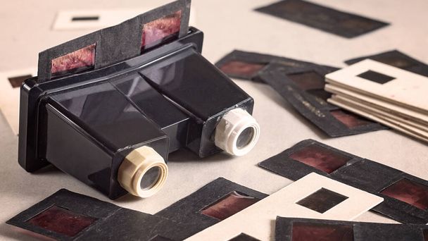 Stereoscopio obsoleto con schede stereo diapositiv. Dispositivo di visualizzazione 3D. Giocattolo per bambini
 - Foto, immagini