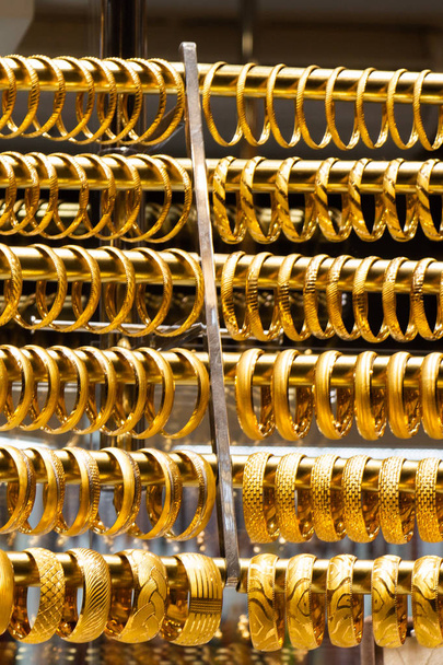 Affichage de bracelets dorés exemples de bijoux turcs - Photo, image