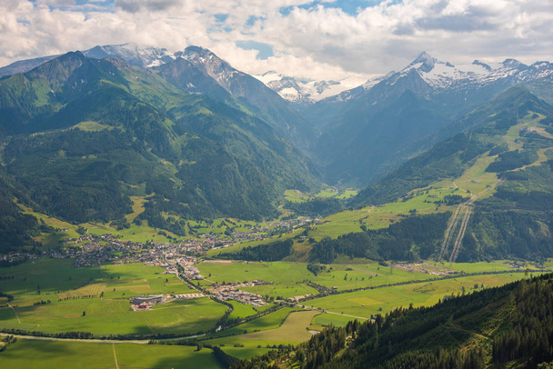 Veduta aerea della città di Kaprun e Kitzsteinhorn in Austria. Città circondata dalle montagne delle Alpi Tirolo. Vista dall'alto
. - Foto, immagini