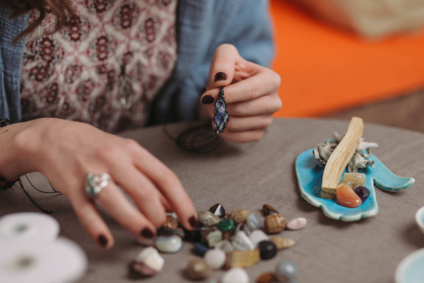 Žena vyrábějící ručně šperky z drahokamů, domácí dílna. Artisanská žena vytváří šperky. Umění, hobby, řemeslná koncepce - Fotografie, Obrázek
