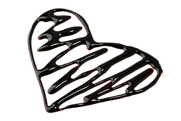 Καρδιά σχήμα ζωγραφισμένο με σιρόπι σοκολάτας με ζιγκ ζαγκ μοτίβο - Φωτογραφία, εικόνα