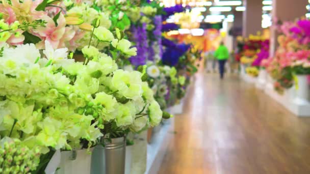 Künstliche Blumen im Supermarkt verkauft. - Filmmaterial, Video