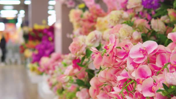 Künstliche Blumen im Supermarkt verkauft. - Filmmaterial, Video