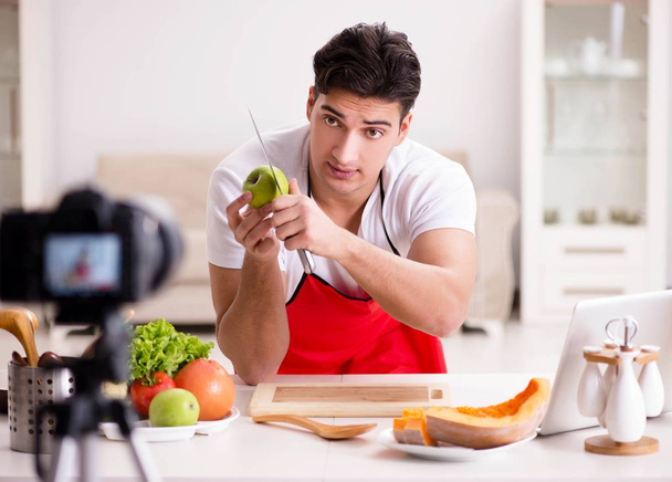 Élelmiszer blogger dolgozik a konyhában - Fotó, kép