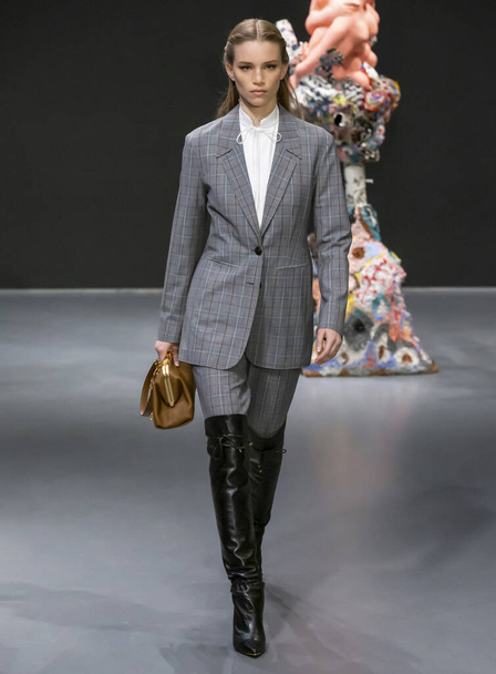 New York, NY - Feb 09, 2020: Rebecca Leigh Longendyke walks the runway at Tory Burch Fall Winter 2020 Fashion Show - Foto, imagen