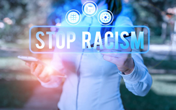 Textschild mit Stopp Rassismus. konzeptionelles Foto beendet den Antagonismus, der sich gegen jemanden anderer Rasse richtet. - Foto, Bild