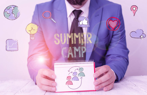 Pisanie tekstu Summer Camp. Koncepcja biznesowa nadzorowanego programu dla dzieci realizowanego latem. - Zdjęcie, obraz