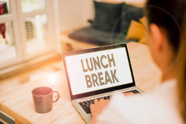 Note d'écriture montrant la pause déjeuner. Photo d'affaires montrant le temps où une manifestation cesse de travailler ou d'étudier pour déjeuner
. - Photo, image